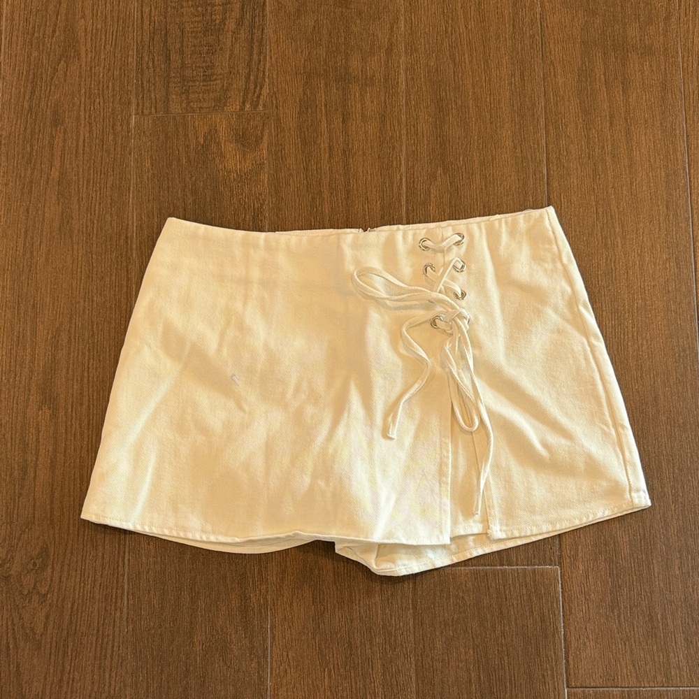 Stylish Lace-Up Cream Skorts
